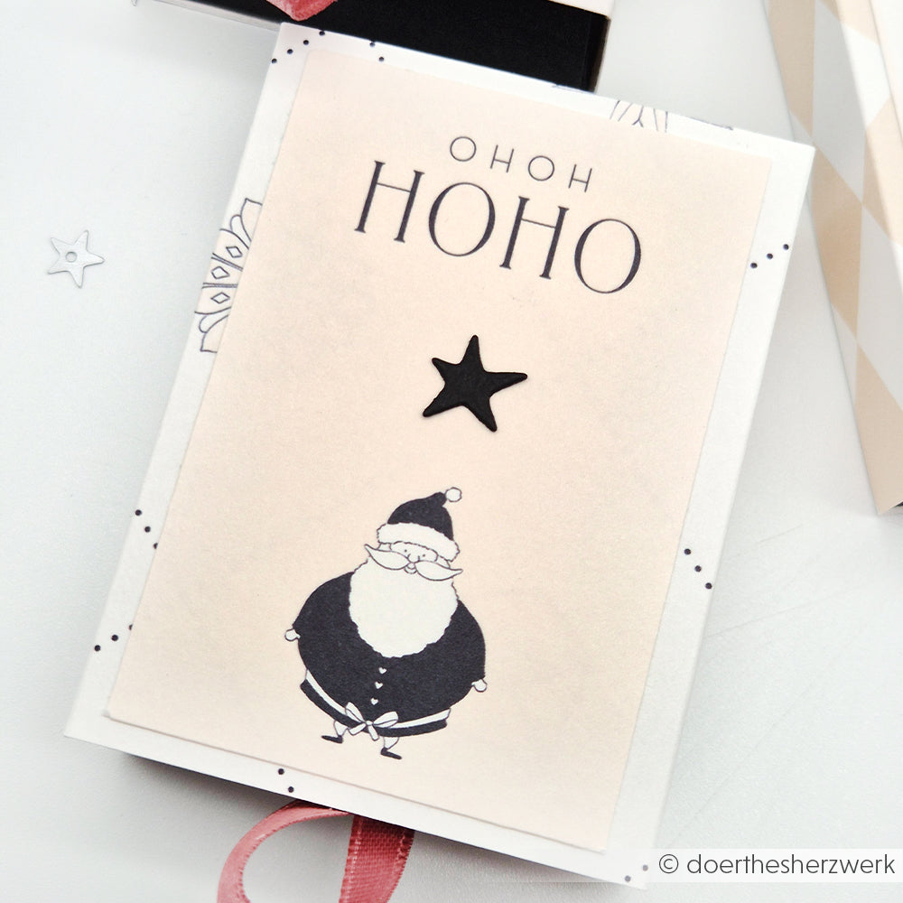 Minimalistische Weihnachtskarte mit "OH OH HOHO", einem schwarzen Stern und einem schlichten Weihnachtsmann - gebastelt mit Designpapier aus dem Kärtchenbogen Liebe im Gepäck von Alexandra Renke.