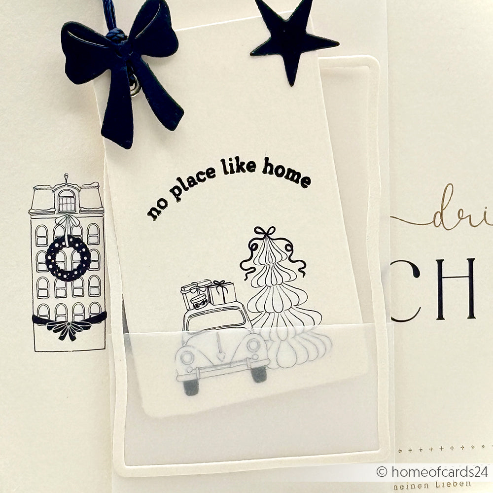 Die stilvollen Schwarz-Weiß-Grußkarten "Nirgendwo ist es so schön wie zu Hause" von Alexandra Renke zeigen ein Auto mit Geschenken, einen Baum und eine festliche Dekoration - perfekt, um Weihnachtswünsche zu übermitteln.