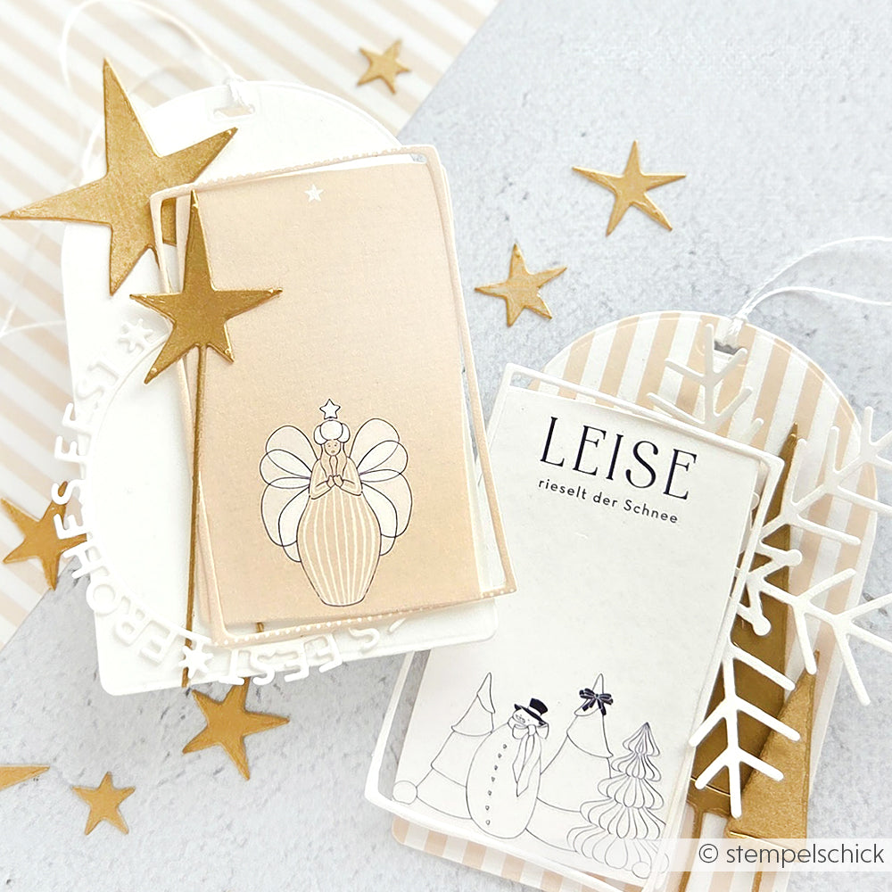 Geschenkanhänger von Alexandra Renke mit goldenen Sternen, einem Engel und "Leise rieselt der Schnee" auf Weiß - ideal für Papierprojekte oder in Kombination mit dem Kärtchenbogen Liebe im Gepäck Designpapier.