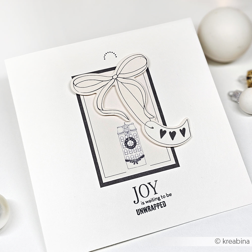 Minimalistische Karte von Alexandra Renke mit einem skizzierten Geschenkanhänger und einer Schleife auf hochwertigem Designpapier. Mit "JOY is waiting to be UNWRAPPED" - ideal für Papierprojekte oder die Kärtchenbogen Liebe im Gepäck Serie.