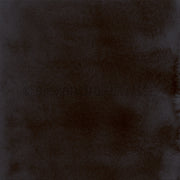 Dunkel strukturierter Hintergrund mit weichen Verläufen in Schwarz und Braun, perfekt als Designpapier für Papierprojekte oder um die reiche Tiefe von Mimi Samtschwarz einzufangen. Von Alexandra Renke.