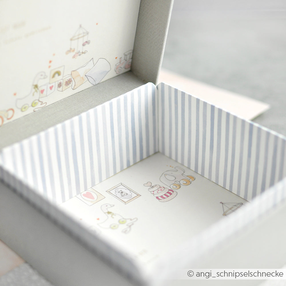 Offene Box von Alexandra Renke mit hellblau gestreifter Innenseite und charmanten Pastell-Illustrationen - ideal für Papierprojekte oder zur Aufbewahrung Ihres Lieblingsdesignpapiers.