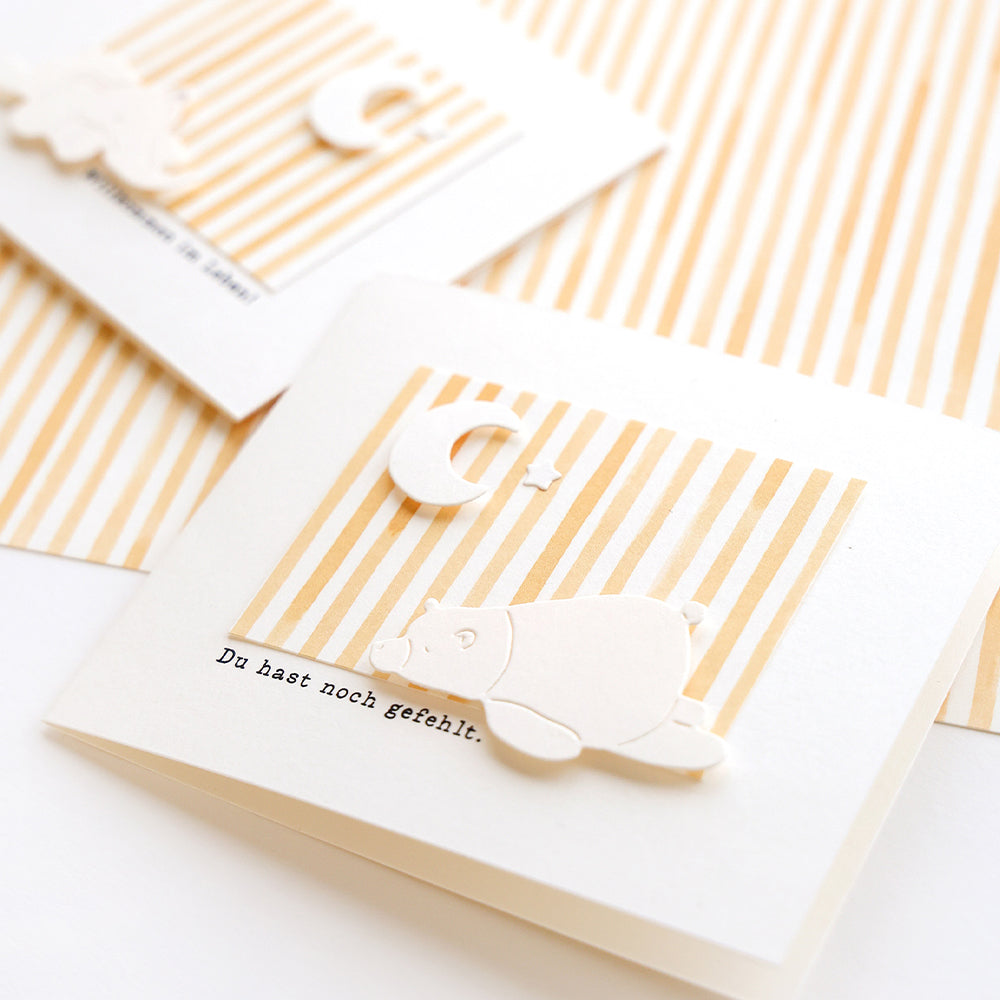 3D Bär, Mond und Stern Grußkarte auf Designpapier Streifen senfgelb von Alexandra Renke mit dem Text "Du hast noch gefehlt" - ideal für Papierprojekte oder Buchbinderei-Fans.