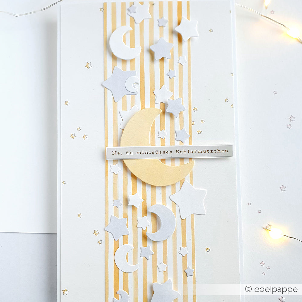 Karte von Alexandra Renke mit gelben Streifen, weißen und gelben Sternen und Monden sowie deutschem Text - ideal für Papierprojekte oder als einzigartiger Akzent in der Buchbinderei.