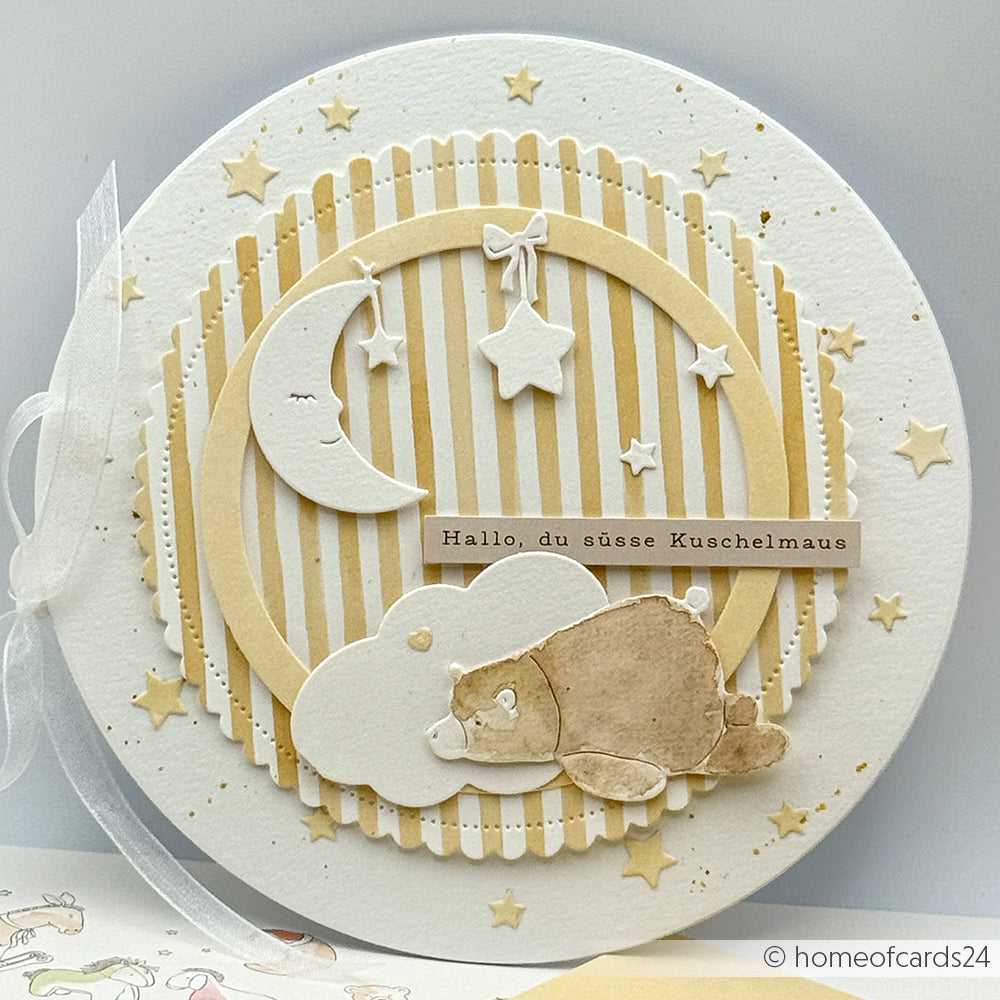 Runde Karte von Alexandra Renke mit Mond, Sternen, Wolke und Bär. Mit deutschem Text "Hallo, du süße Kuschelmaus". Perfekt für Papierbasteleien oder Buchbindereien; kombiniert mit senfgestreiftem Designpapier für eine einzigartige Note.