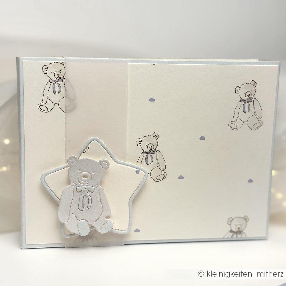 Handgefertigte Karte mit Teddybär-Illustrationen und einer erhabenen Figur von Erster Teddy blau auf sternförmigem Hintergrund, hergestellt mit exklusivem Alexandra Renke Designpapier.