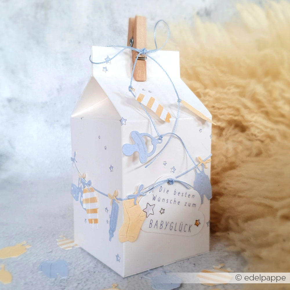 Weiße Geschenkschachtel, dekoriert mit Ausschnitten zum Thema Baby, Bindfaden, Wäscheklammer und BABYGLÜCK-Anhänger. Hergestellt aus Alexandra Renke Designpapier Sternenhimmel hellblau-ideal für Papierprojekte oder Buchbinderei Inspiration.