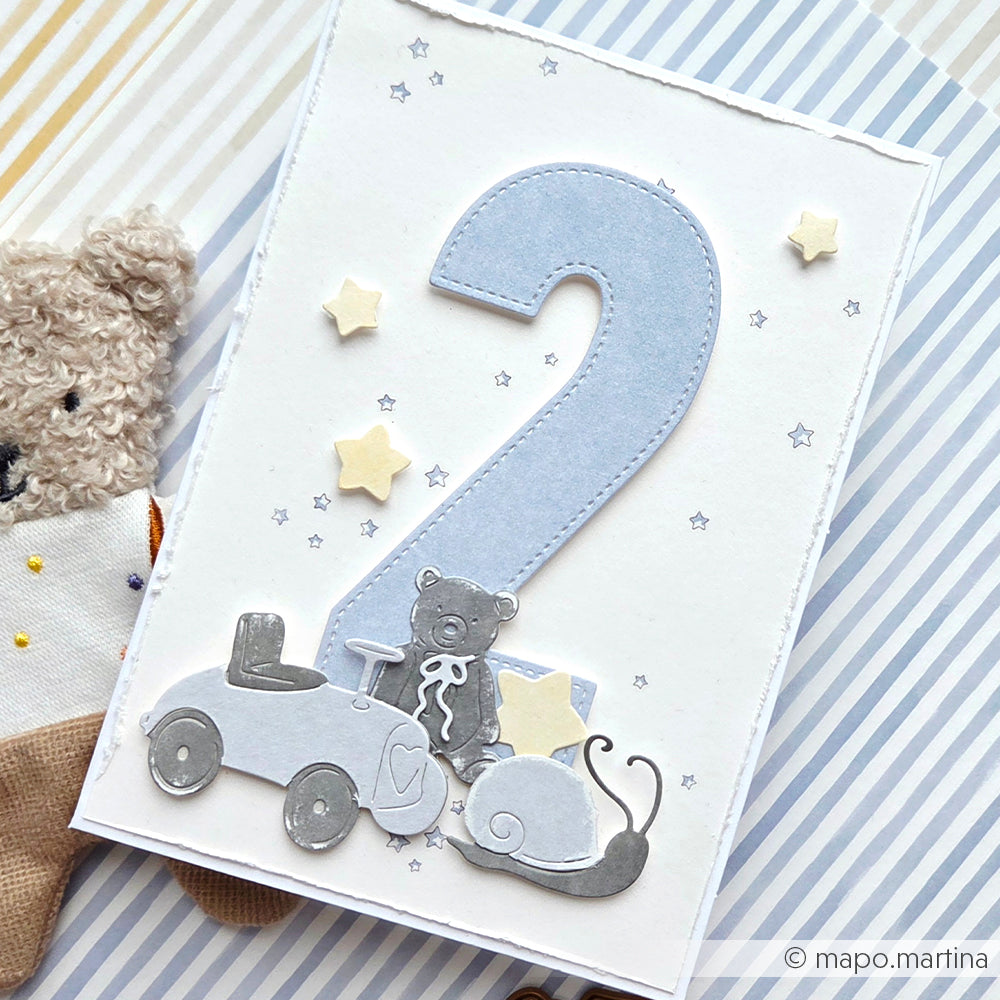 Handgefertigte Karte mit großer blauer Zahl 2, Bär, Auto, Schnecke und Sternen auf gestreiftem Alexandra Renke Designpapier Sternenhimmel hellblau-ideal für Papierprojekte und einzigartige Designpapiere Kreationen.