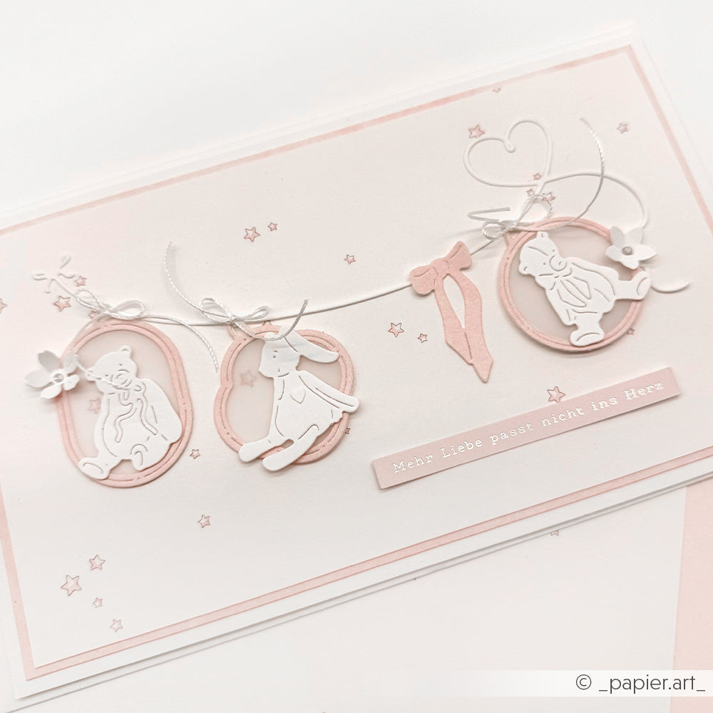 Handgefertigte Karte mit Alexandra Renke Designpapier Sternenhimmel hellrosa, mit rosa und weißen Tierausschnitten, Ballettschuhen und Sternen für zauberhafte Papierprojekte auf hellem Hintergrund.