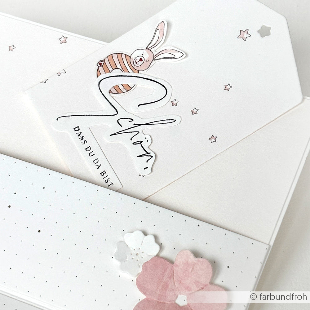 Grußkarte mit Hase, Sternen, deutschem Text, rosa Blume und Tupfen - fachmännisch gestaltet mit Alexandra Renkes Designpapier Sternenhimmel hellrosa und Buchbinderei.
