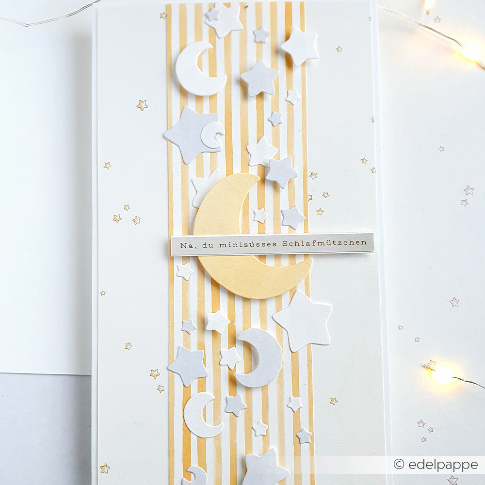 Vertikale Karte von Alexandra Renke mit gelben Streifen, weißen Sternen, grauen Halbmonden und einem kleinen deutschen Spruch - ideal für Papierprojekte oder um Sternenhimmel-Charme in Ihr nächstes kreatives Projekt zu bringen.