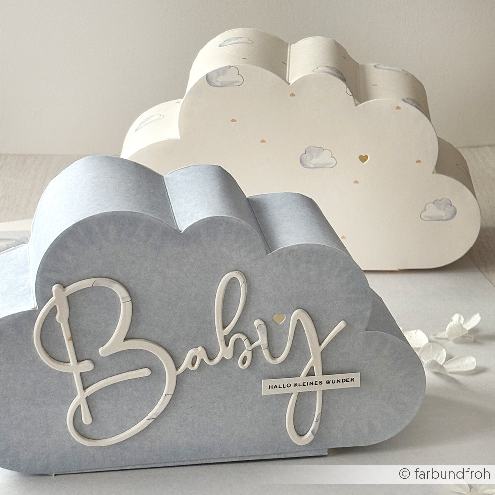 Alexandra Renke wolkenförmige Geschenkschachteln mit "Baby"- und Wolkenmotiven aus zartem pastellfarbenem Designpapier - ideal zum Buchbinden oder für zauberhafte Papierprojekte, abgebildet auf einer hellen Fläche.