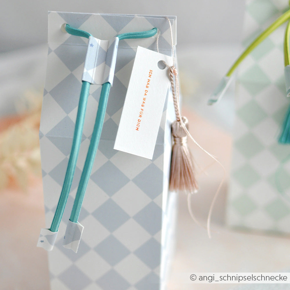 Geschenktüte von Alexandra Renke mit sanften Farben, blauem Bandhenkel und einem Anhänger, mit dem Muster Große Karo Feenblau Designpapier - perfekt für Papierprojekte.