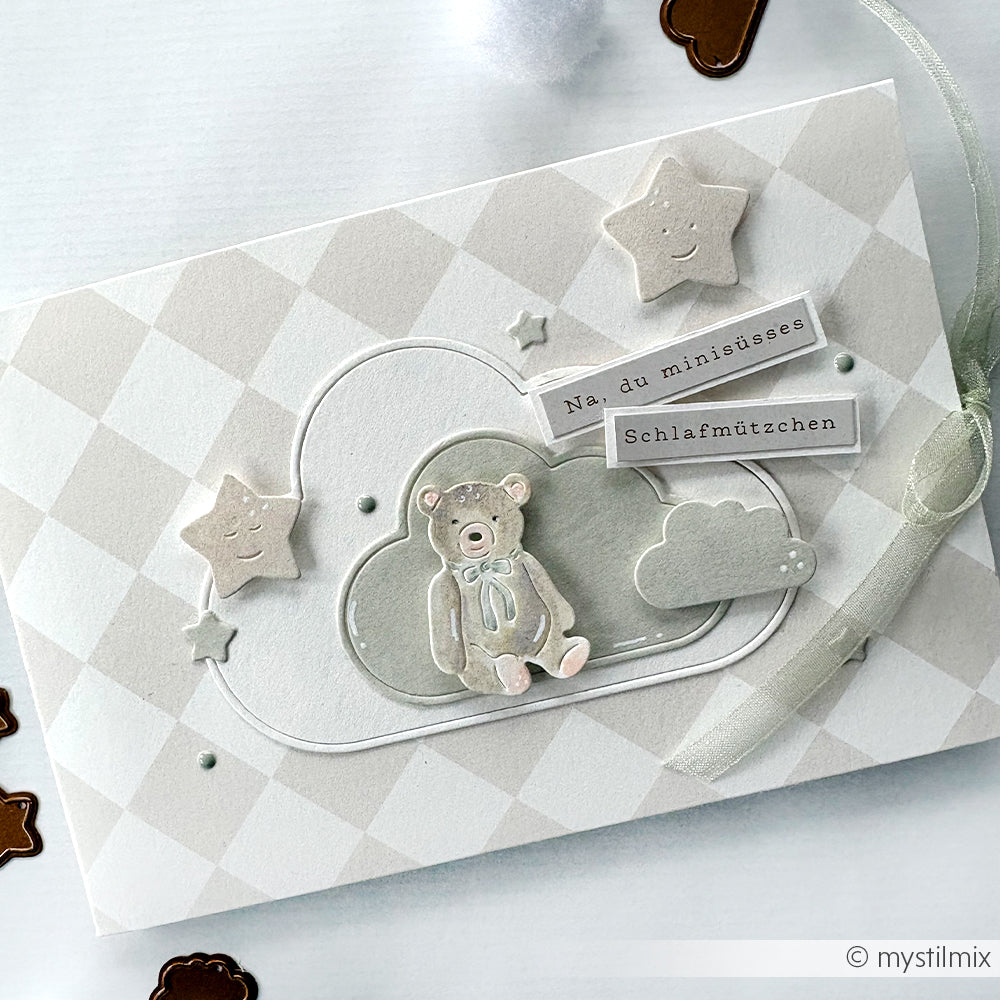 Alexandra Renke Grußkarte mit Teddybär, Sternen und deutschem Text auf großem Karo Blassbeige Designpapier mit pastellfarbenem Karo-Hintergrund und Schleife - perfekt für Papierprojekte mit charmantem Touch.