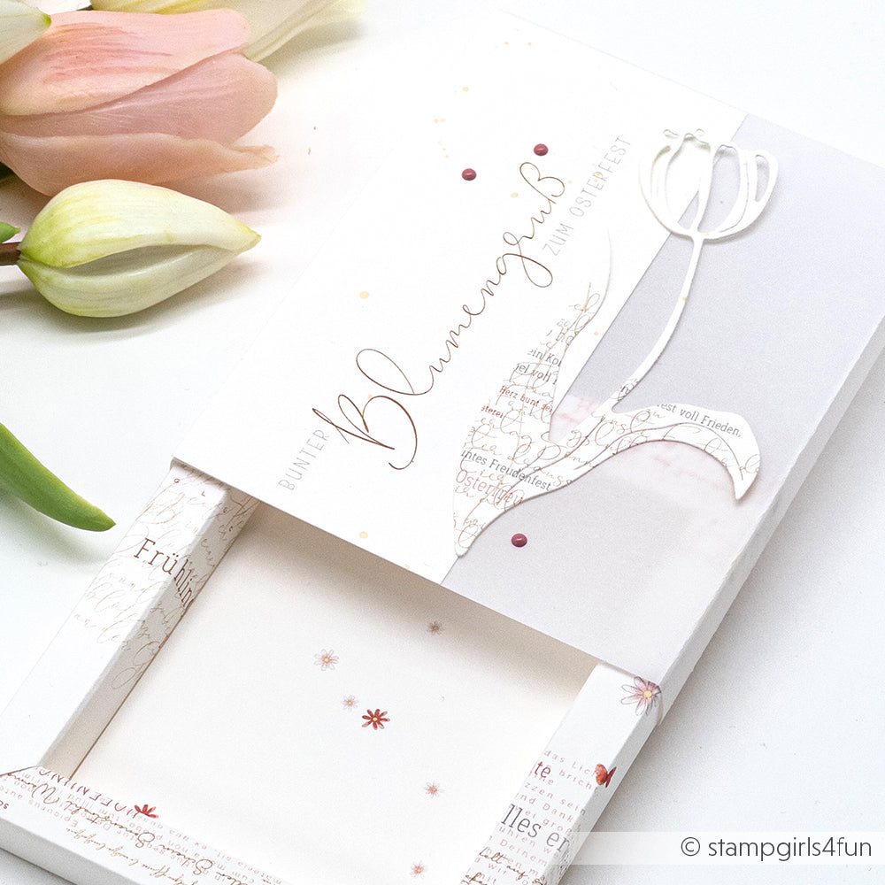 Handgemachte Blumengrußkarte von Alexandra Renke, erstellt mit Designpapier und mit zarten pastellfarbenen Blumen auf weißem Hintergrund.