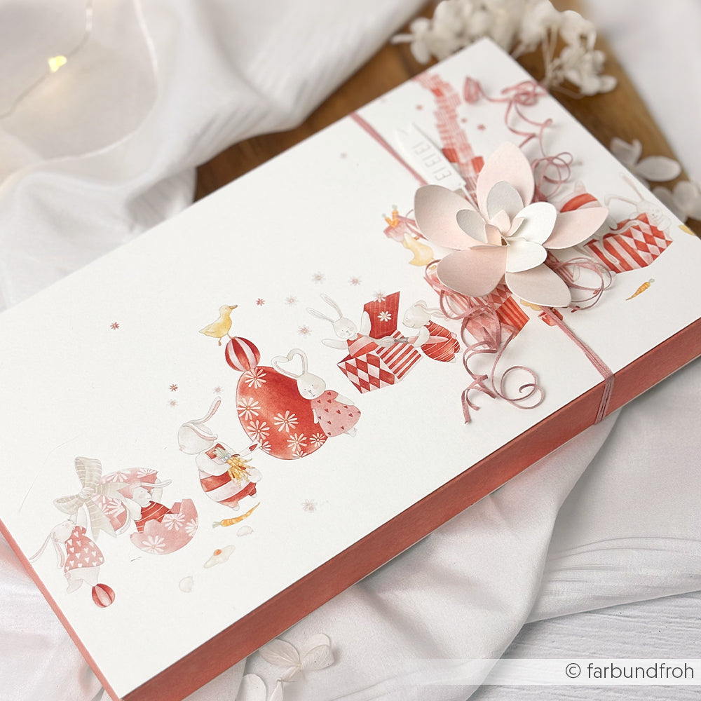 Geschenkkarton mit rosa und weißen Akzenten, Hasenmotiven und einer großen Papierblume auf der Oberseite - perfekt für Alexandra Renke Papierprojekte oder zur Präsentation schicker Designpapier-Kreationen.