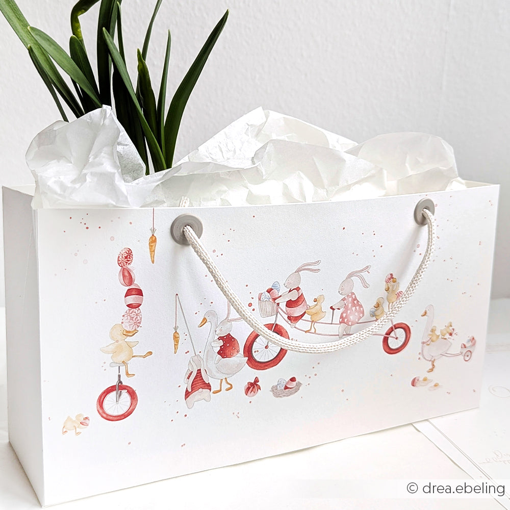 Weiße Geschenktüte von Alexandra Renke mit skurrilen Tier- und Pflanzenmotiven, inklusive Seidenpapier - ideal für Papierprojekte oder zur Verschönerung Ihrer Osterparade.