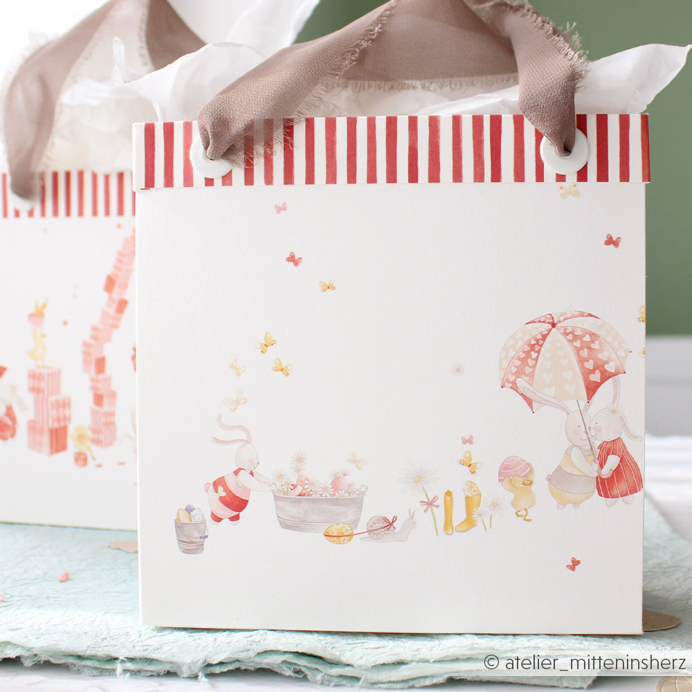 Alexandra Renke Geschenktasche mit skurrilen Tiermotiven, rot gestreiftem oberen Rand und beigen Stoffhenkeln - ideal für Papierprojekte oder als entzückendes Stück für Ihre Designpapiersammlung.