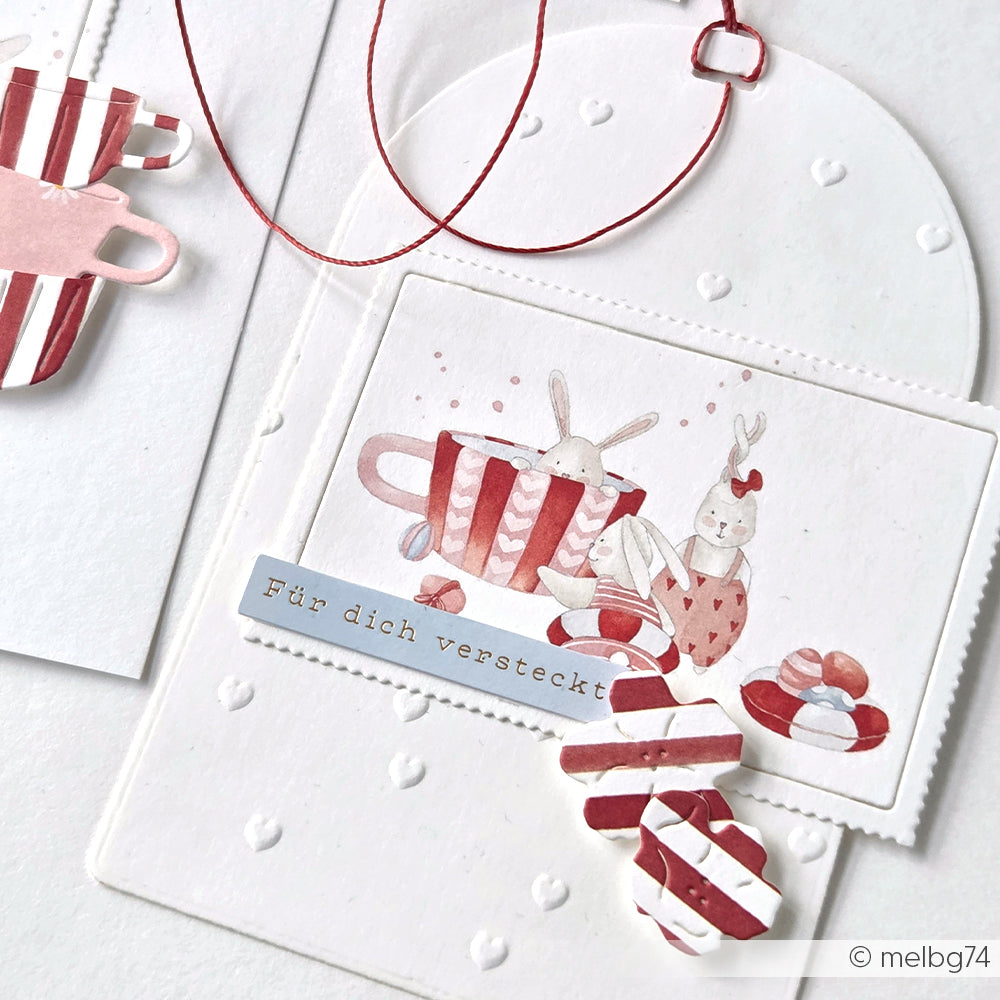 Handgemachte Grußkarten von Alexandra Renke mit rot gestreiften Tassen, zwei Hasen und "Für dich versteckt" auf weißem Strukturpapier - perfekt für Papierprojekte mit einzigartigen Designpapier-Akzenten.
