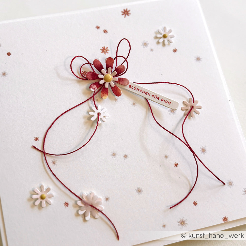 Handgemachte Grußkarten von Alexandra Renke: rote und weiße Blumen, rotes Band, "Blümchen für dich"-Tag auf weißem Hintergrund - liebevoll gestaltet mit Designpapier Blumenreigen.