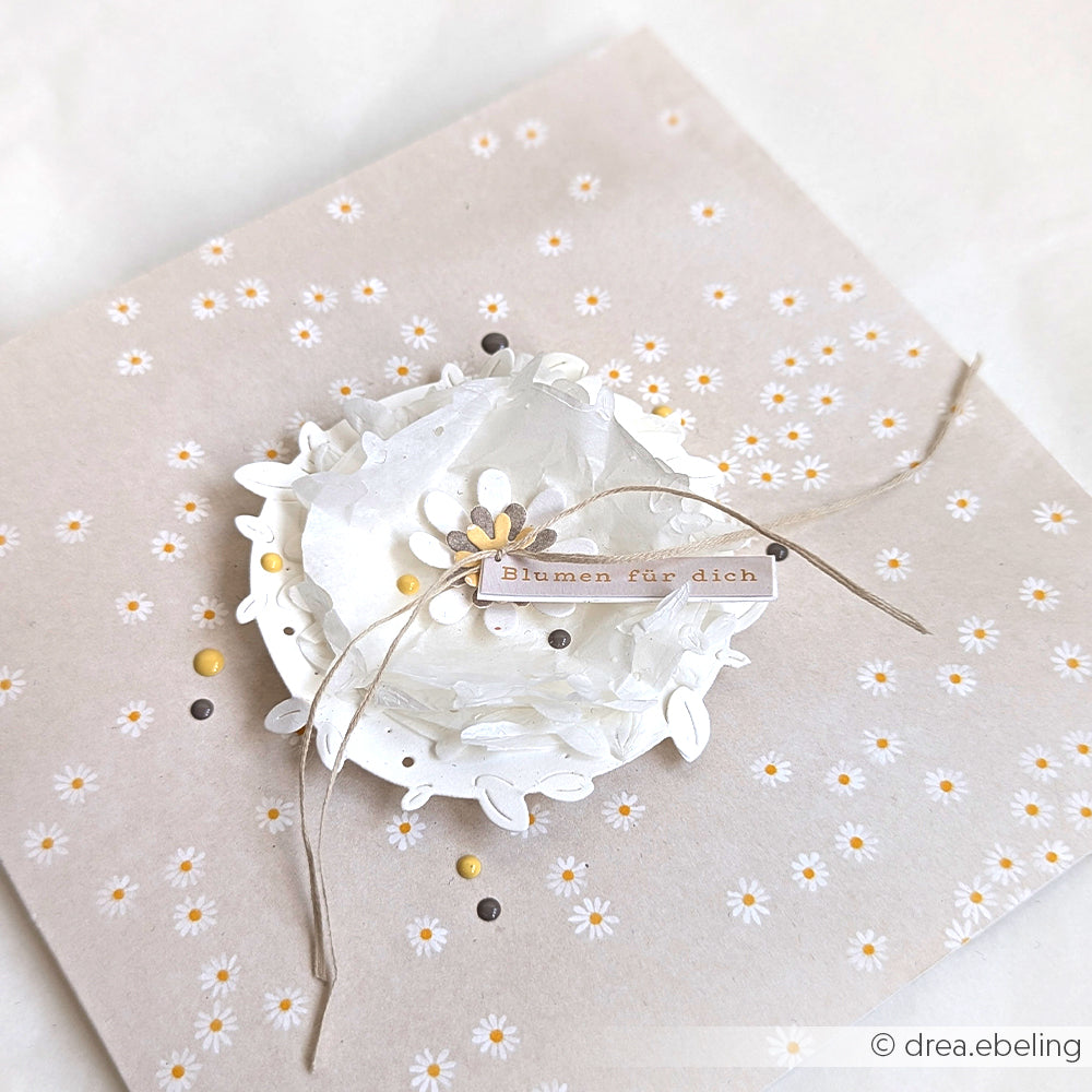 Handgefertigte Karte von Alexandra Renke mit weißer Schichtblume, margeritenreigen Gänseblümchen und einem "Blumen für dich"-Anhänger auf beigem Designpapier - eine charmante Note für Ihre Papierprojekte!.