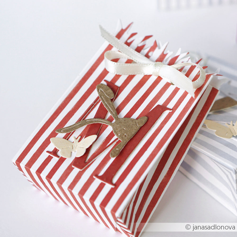 Rot-weiße Alexandra Renke Streifen Rot Geschenkbox mit Schleife, Schmetterling und Hasenausschnitt - perfekt für Papierprojekte mit Ihrem Lieblingsdesignpapier.
