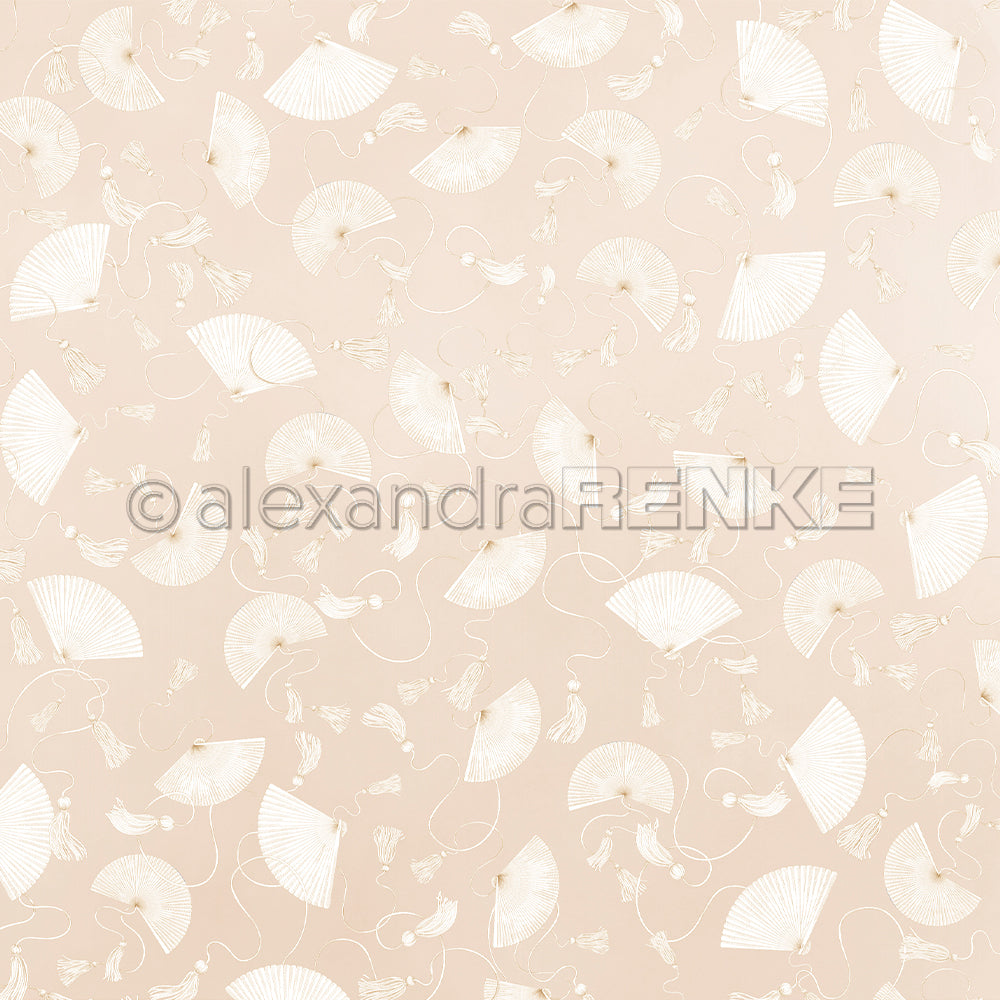 Beigefarbener Hintergrund mit einem Muster aus weißen Handfächern und eingestreuten Quasten - das perfekte Alexandra Renke Designpapier für Grußkarten oder Papierprojekte.
