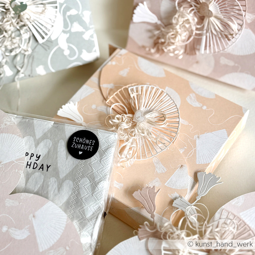 Handgefertigte pastellfarbene Grußkarten von Alexandra Renke mit aufwendigen weißen Blumenmustern, Designpapier-Elementen und einer SCHÖNES ZUHAUSE-Serviette.