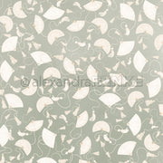 Cremefarbene Fächer und Quasten auf Salbeigrün mit zartem Wirbeldesign - ideales Alexandra Renke Designpapier für die Buchbinderei oder elegante Papierprojekte.