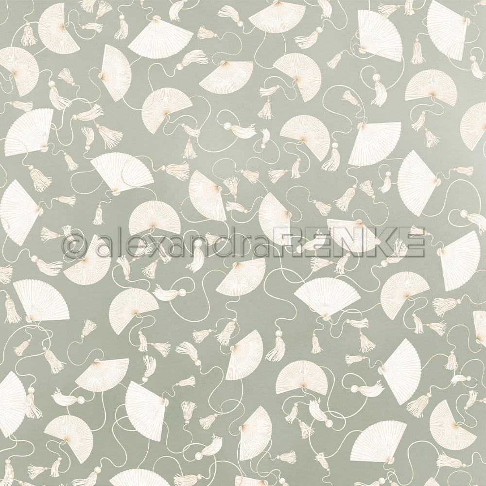 Cremefarbene Fächer und Quasten auf Salbeigrün mit zartem Wirbeldesign - ideales Alexandra Renke Designpapier für die Buchbinderei oder elegante Papierprojekte.