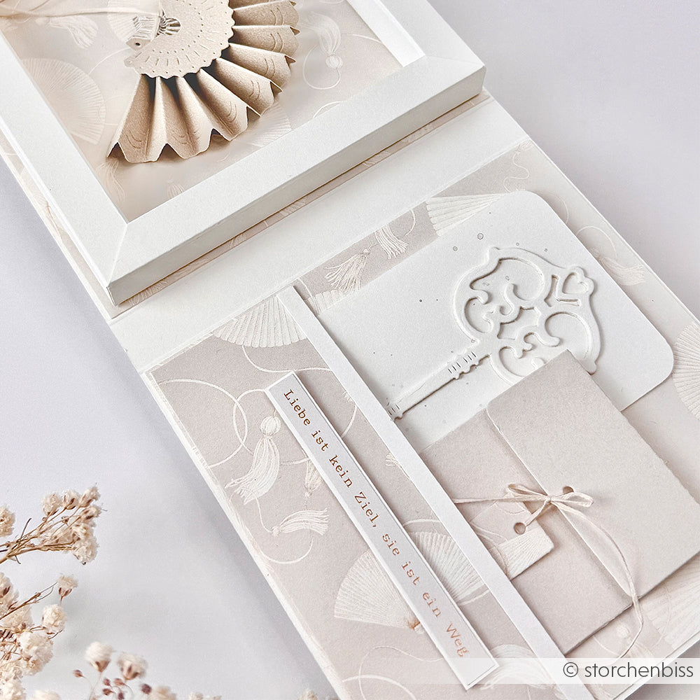 Elegantes Hochzeitseinladungsset von Alexandra Renke, gefertigt aus feinem Designpapier mit floralen Mustern, einem dekorativen Fächer und zarten beigen Umschlägen. Ideal für raffinierte Papierprojekte und Fans von exquisiter Buchbinderei.