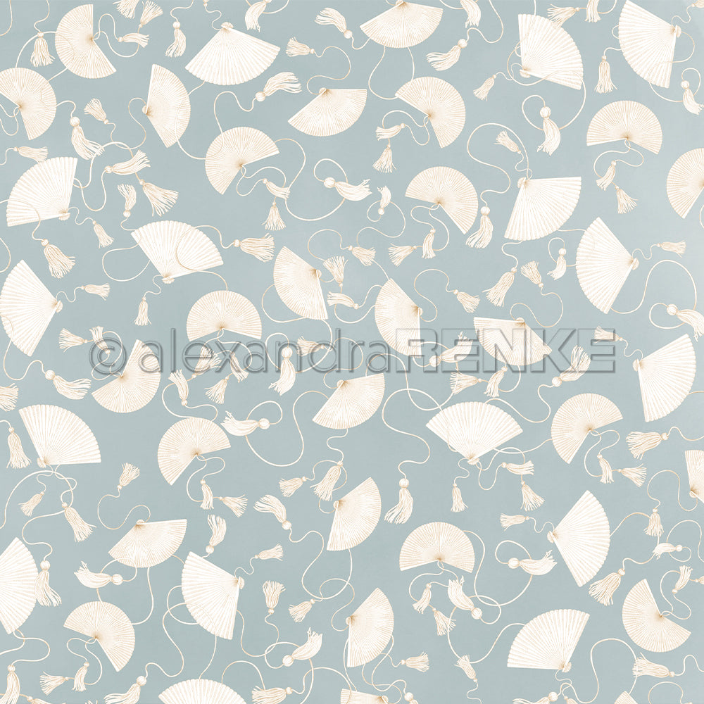Muster aus weißen Handfächern und Quasten auf hellblauem Hintergrund, ideal für Buchbinderei oder kreative Papierprojekte mit hochwertigem Designpapier von Alexandra Renke.