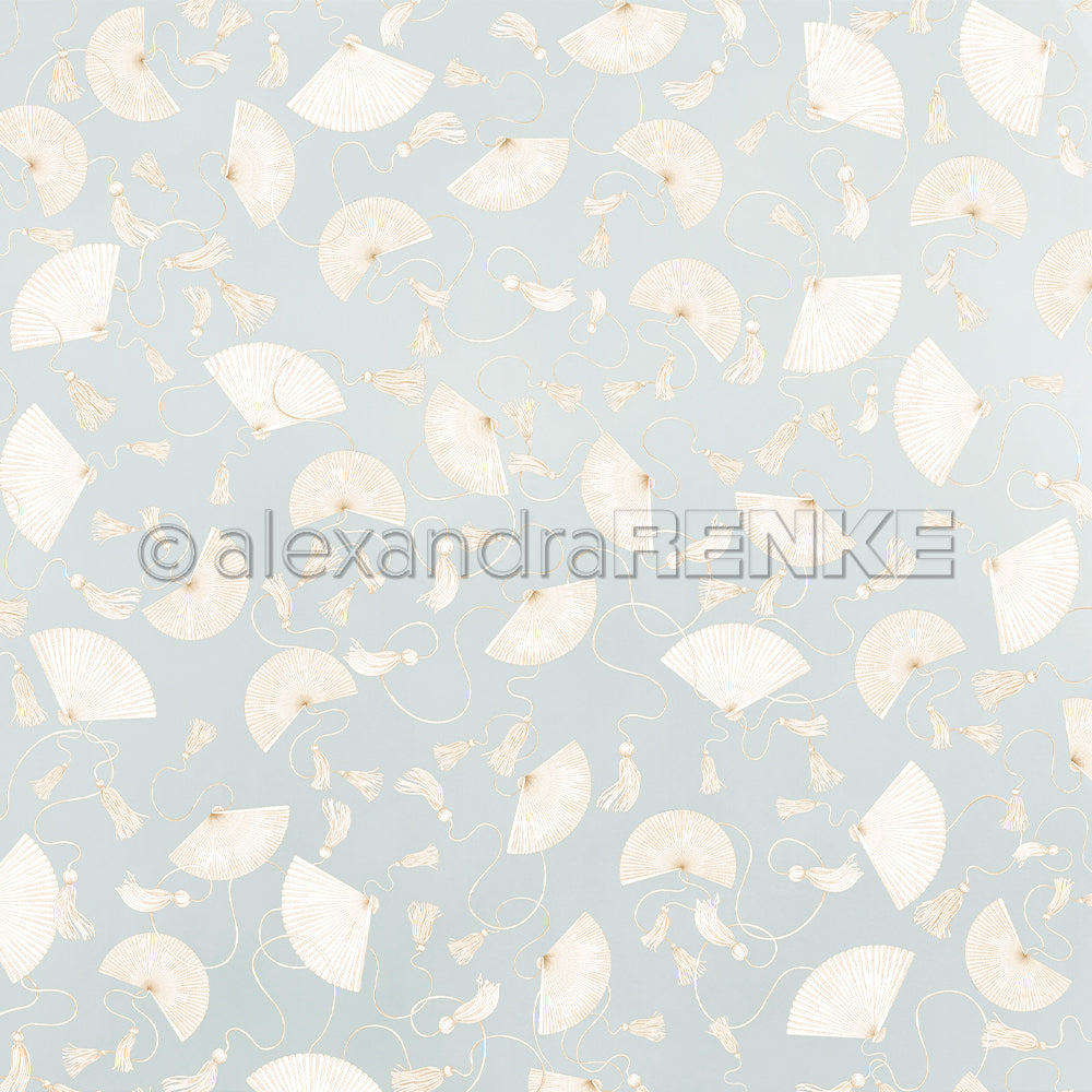 Beigefarbene Handfächer und Quasten wiederholen sich auf einem hellblauen Hintergrund in diesem dekorativen Muster von Alexandra Renke - perfekt für Papierprojekte oder als einzigartiges Designpapier für Buchbindebegeisterte.