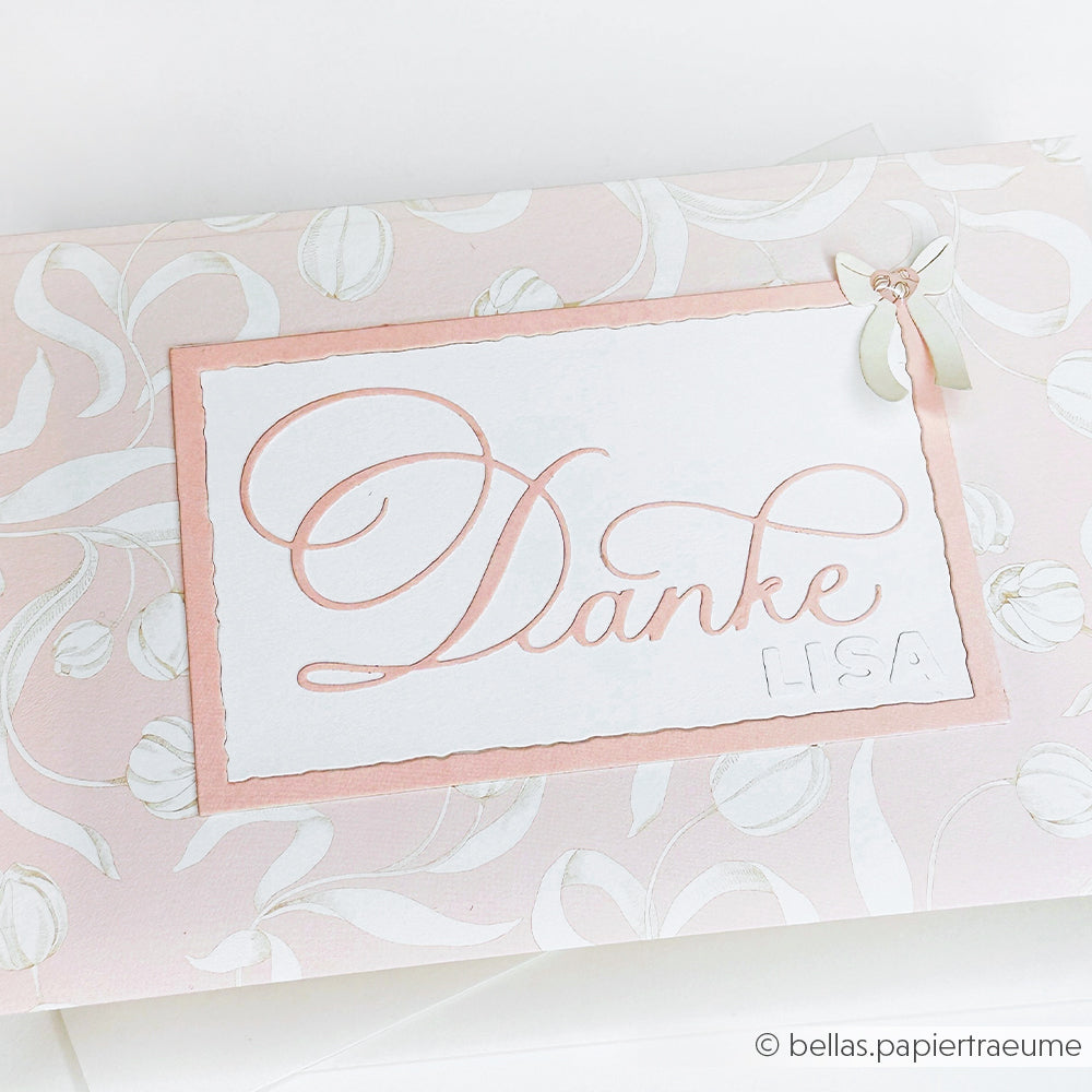 Rosa-weiße Karte mit dem Schriftzug "Danke Lisa", hergestellt aus Designpapier von Alexandra Renke. Eine kleine Schleife in der rechten oberen Ecke verleiht dieser Papierprojekte-Kreation eine charmante Note.