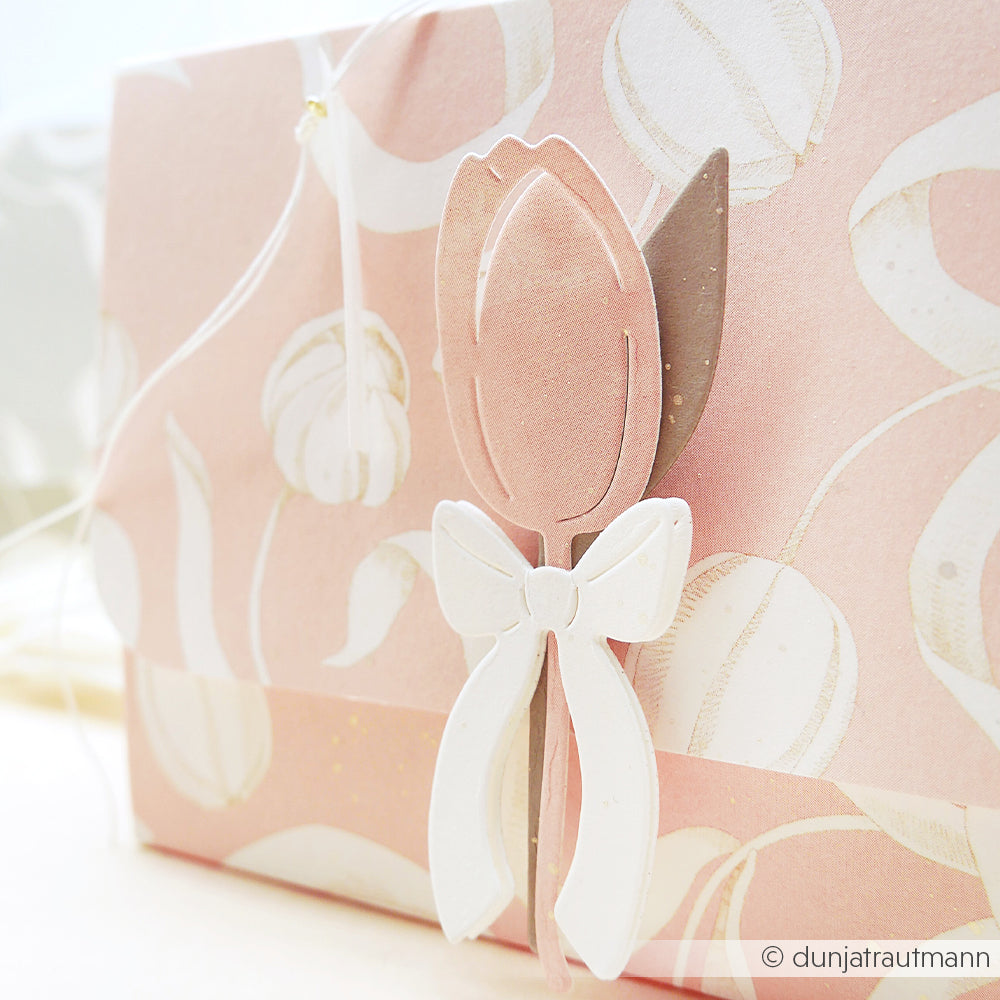 Rosa geblümter Umschlag von Alexandra Renke, gefertigt aus Designpapier mit Tulpen auf Rosa und einer charmanten weißen Schleife - ideal für kreative Papierprojekte.