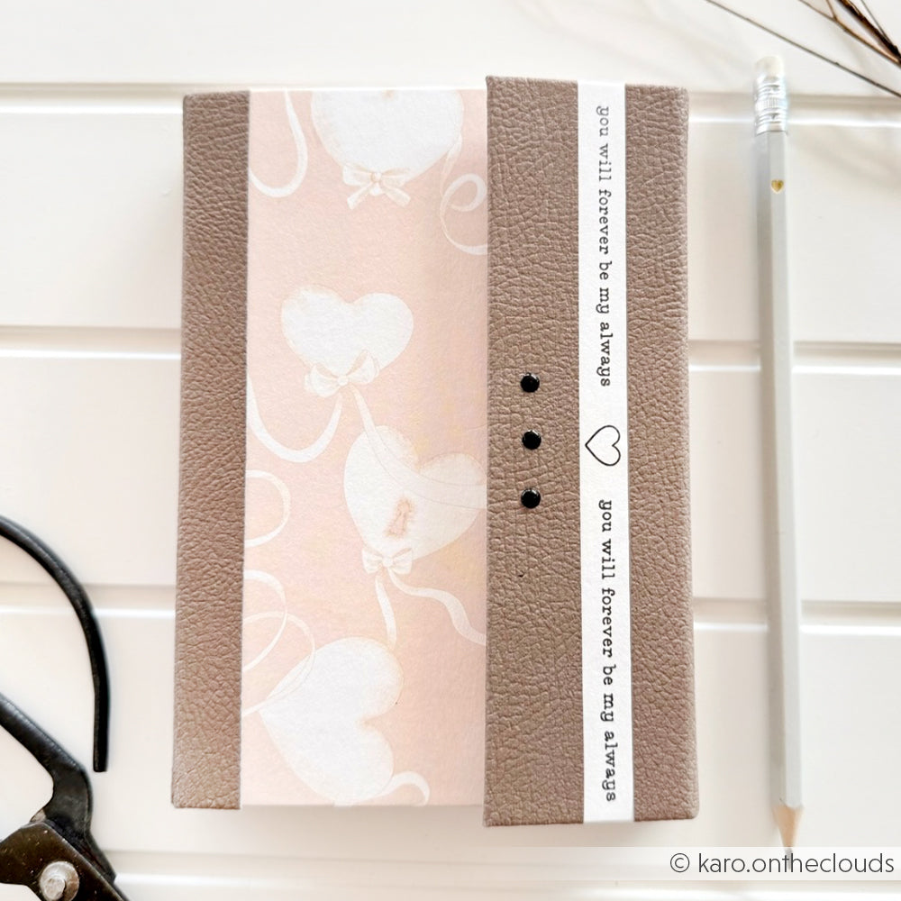 Ein Tagebuch von Alexandra Renke mit einem rosa und taupefarbenen Herzmotiv, inspiriert von Herzen auf Rosa Designpapier, mit "You will forever be my always" auf dem Einband.