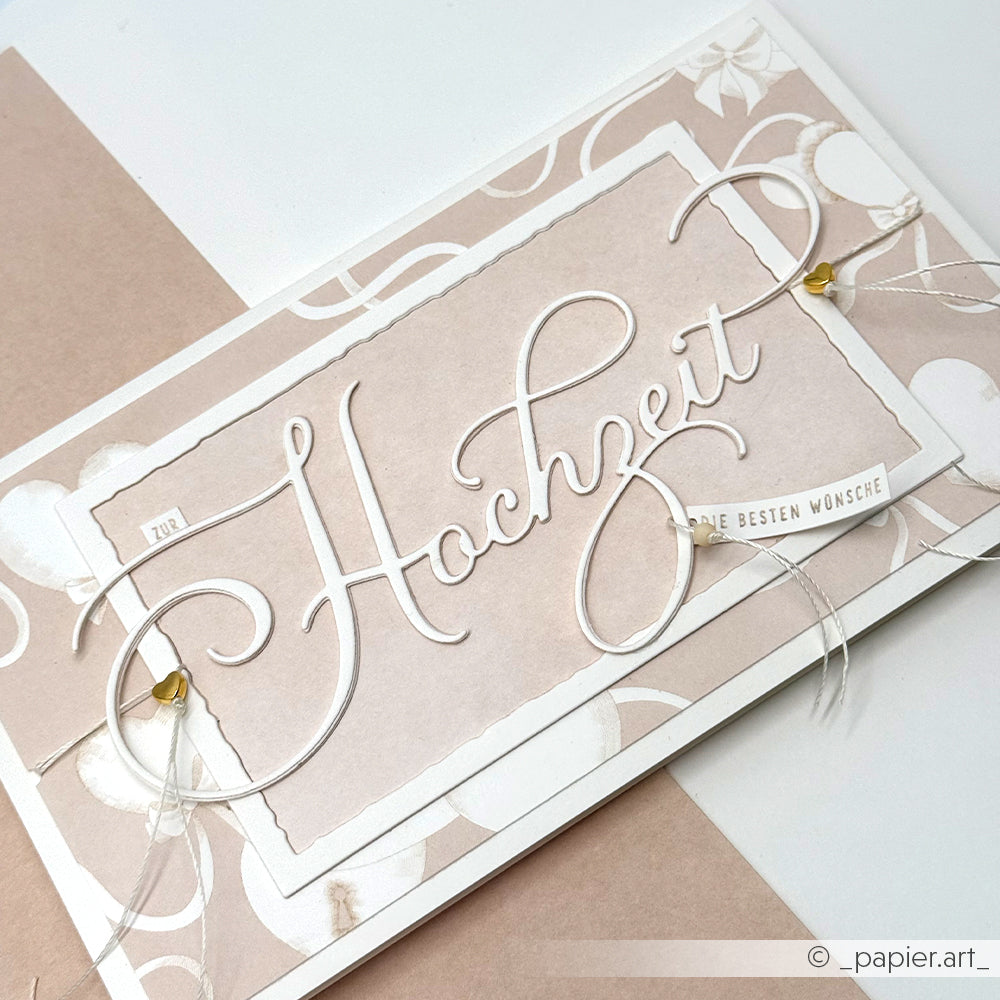 Elegante deutsche Hochzeitskarte mit dem Schriftzug "Hochzeit", hergestellt mit Alexandra Renke Designpapier und zarten Herzen auf Elegant-Beige für einen raffinierten Touch.