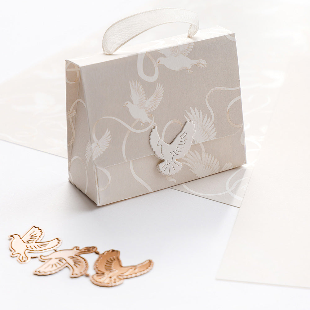 Kleine Geschenktüte aus dem Designpapier Tauben auf Elegant-Grau von Alexandra Renke mit drei goldenen Taubenausschnitten auf weißem Untergrund - ideal für Ihre nächsten Papierprojekte.