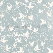 Weiße Kraniche und wirbelnde Bänder schmücken einen zartblauen Hintergrund - ideales Alexandra Renke Designpapier für elegante Grußkarten oder kreative Papierprojekte.