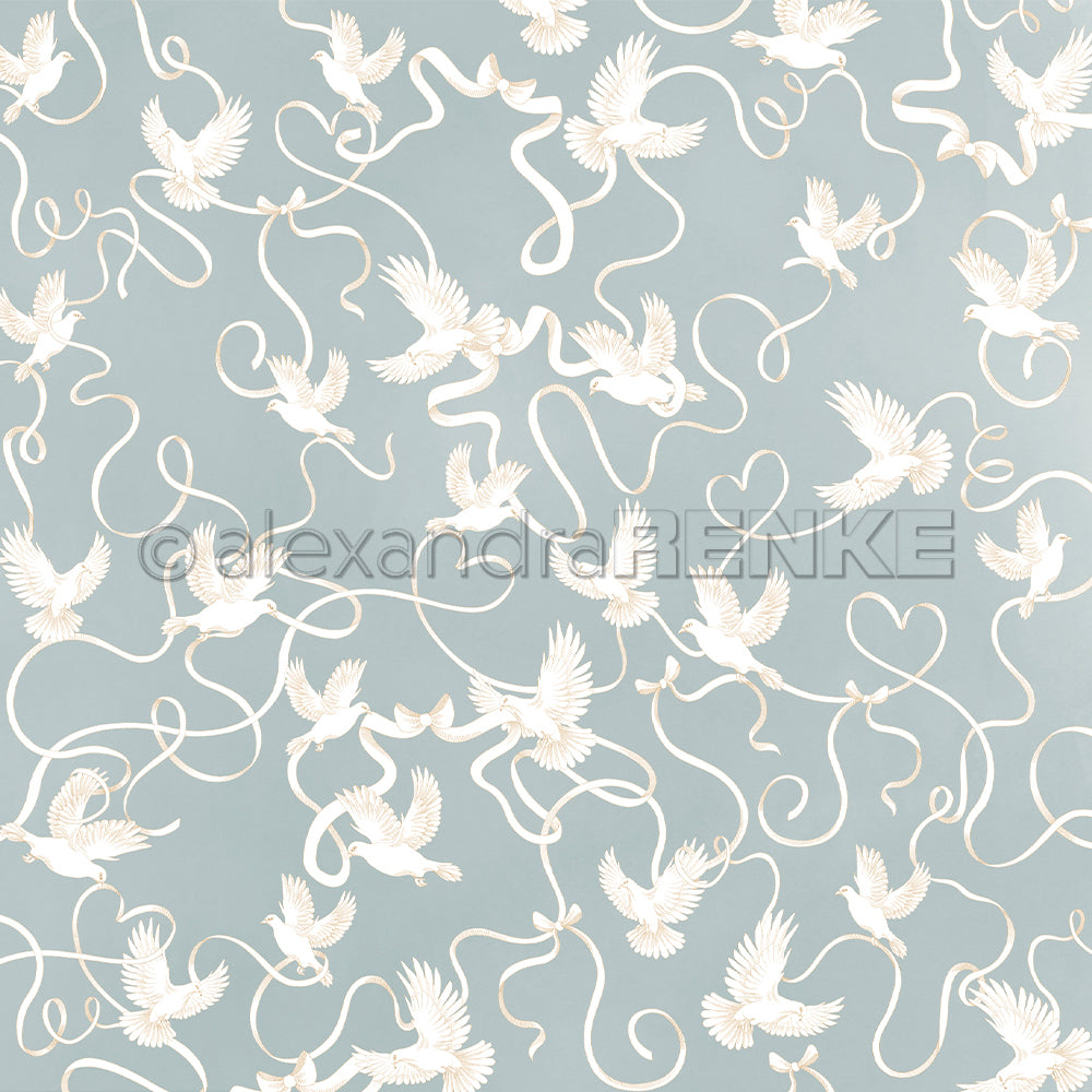 Weiße Kraniche und wirbelnde Bänder schmücken einen zartblauen Hintergrund - ideales Alexandra Renke Designpapier für elegante Grußkarten oder kreative Papierprojekte.