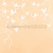 Weiße Vögel und Bänder flattern auf einem zarten pfirsichfarbenen Hintergrund und bilden ein zartes Muster - perfektes Alexandra Renke Designpapier für Papierprojekte wie Grußkarten.