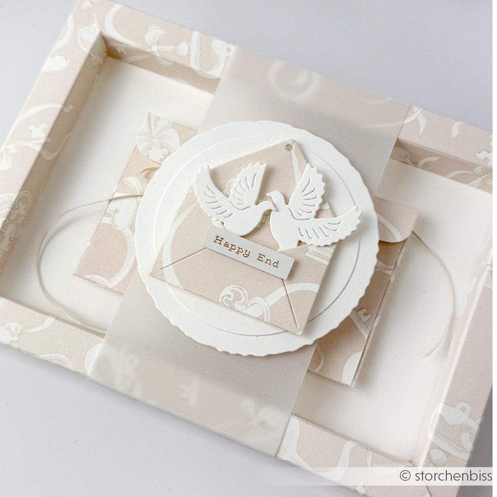 Elegante cremefarbene und weiße Hochzeitseinladung von Alexandra Renke, mit einer Taube und dem Text "Happy End" auf einem runden Anhänger - perfekt für Papierprojekte oder Liebhaber von edlem Designpapier.