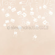 Weiß umrandete Briefumschläge und Geschenkboxen mit Schleifenband schweben auf einem sanften beigen Hintergrund. Die perfekte Inspiration für Alexandra Renke Papierprojekte oder elegante Buchbinderei-Kreationen.