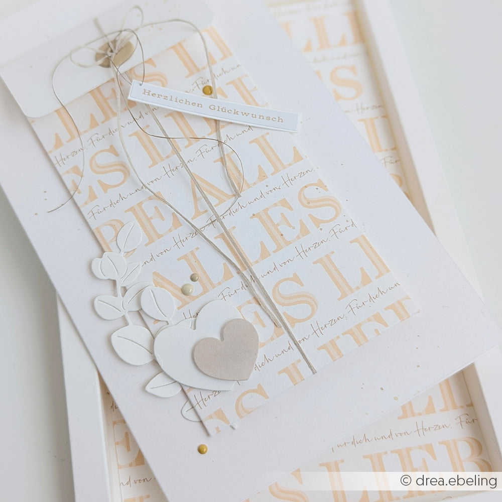 Weiße Grußkarte von Alexandra Renke mit einem Herz, Blättern und goldenen Akzenten auf einem hellen Texthintergrund - die perfekte Inspiration für Buchbinderei oder andere Papierprojekte.