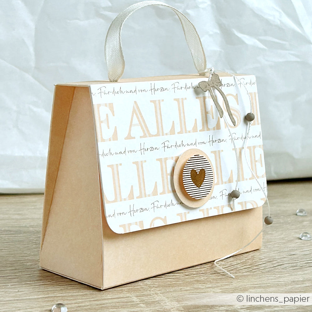 Eine handgefertigte Papiertasche in Form eines Portemonnaies mit Herz und Schleifenhenhenkel von Alexandra Renke - perfekt für Papierprojekte oder als elegante Ergänzung zu Ihren Grußkarten-Geschenken.