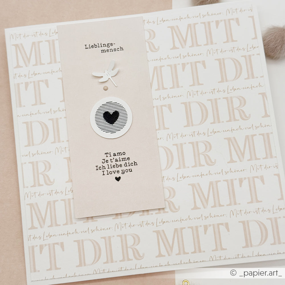 Eine handgefertigte Karte von Alexandra Renke mit "Ich liebe dich" und "I love you" in mehreren Sprachen, Herzmotiven, sanften Beigetönen und raffinierten Designpapier-Details - ideal für Papierprojekte mit eleganter Note.