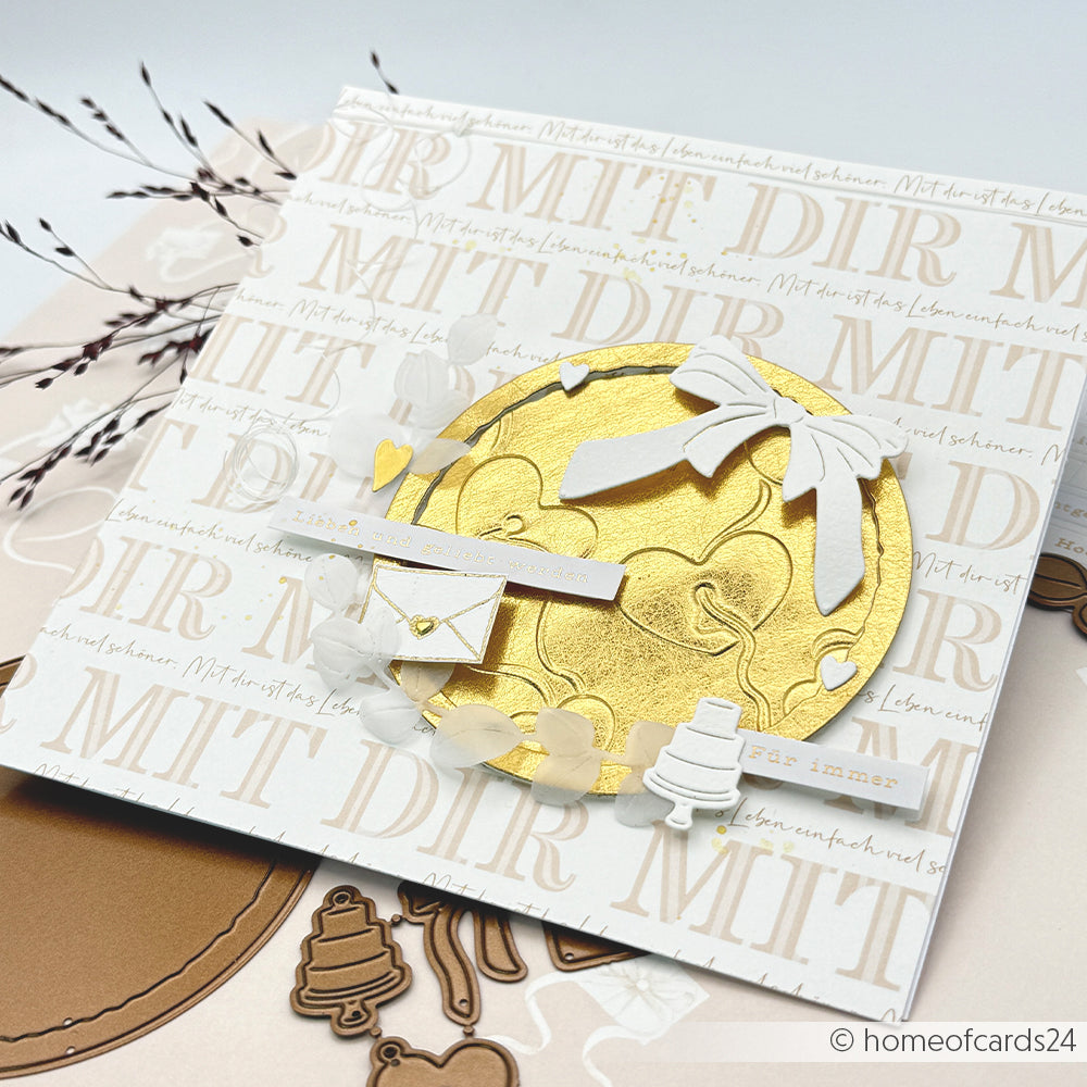 Handgemachte Grußkarte von Alexandra Renke mit goldenem Kreis, weißer Schleife, Herzen und deutschem Text auf beigem Designpapier - ideal für Ihre Papierprojekte.