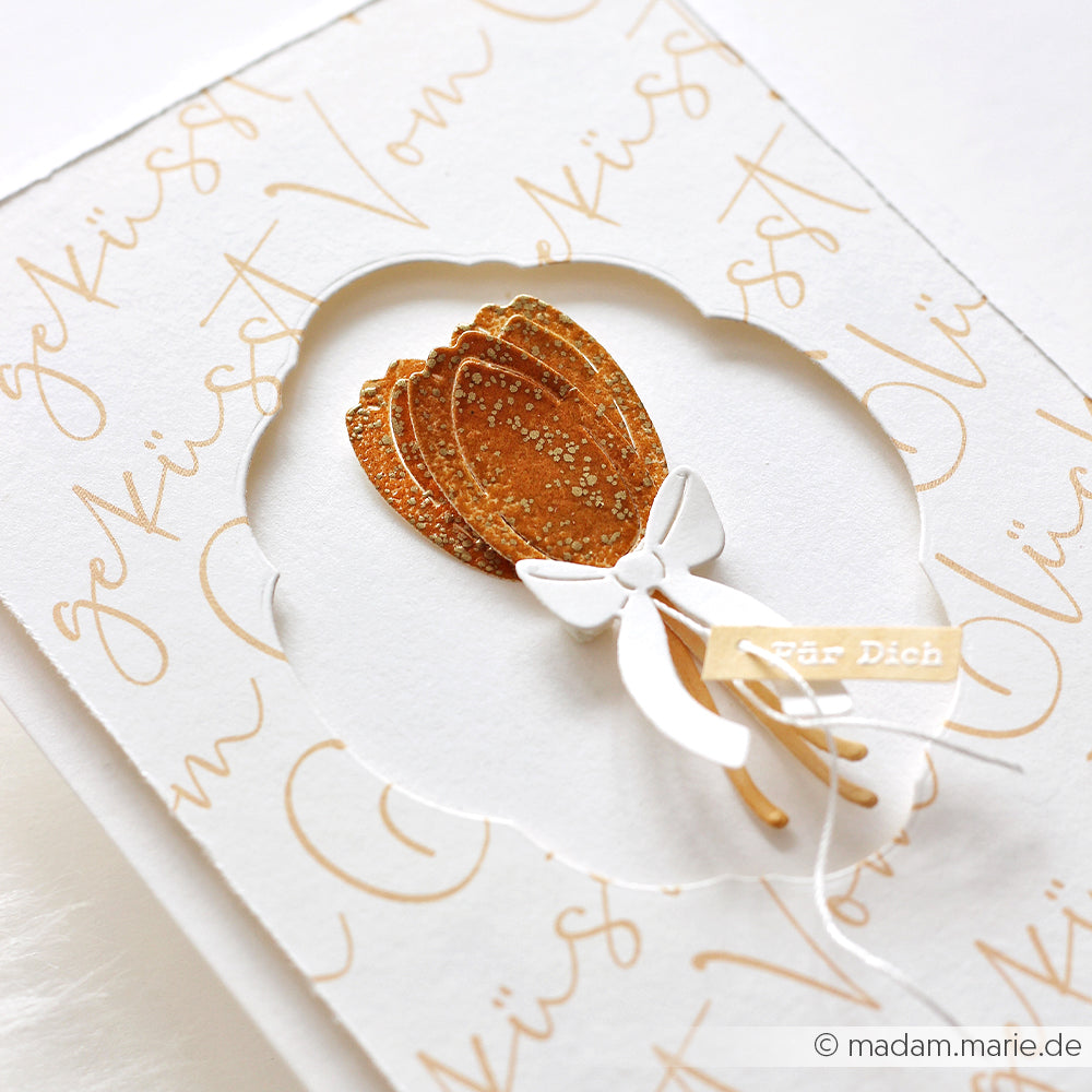 Handgemachte Karte von Alexandra Renke mit goldener Glitzertulpe, weißer Schleife und "Für Dich" auf elegantem Designpapier - perfekt für einzigartige Papierprojekte.