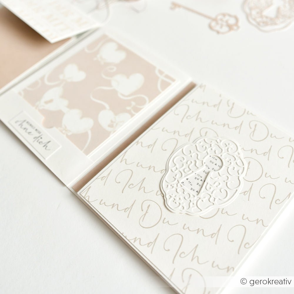 Elegante beige-weiße Karten von Alexandra Renke aus hochwertigem Designpapier mit kursiver Schrift und dekorativ geprägtem Schlüsselloch-Design.