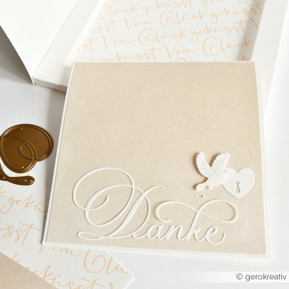 Quadratische Grußkarten von Alexandra Renke mit "Danke" in schöner Schrift, Taube und Herz-Schloss, edlen Goldakzenten auf Designpapier; Umschläge inkl.. - perfekt für Papierprojekte.